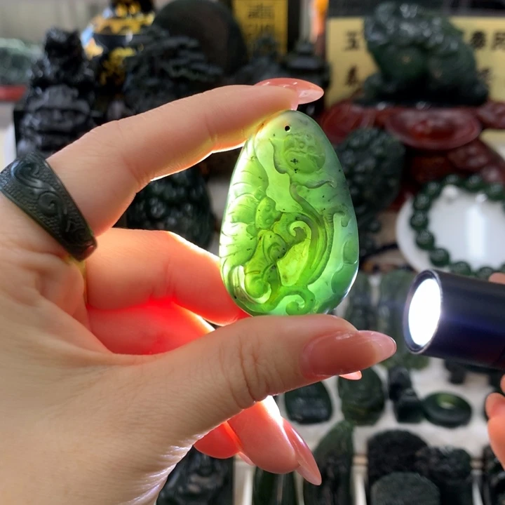 蛇纹石玉未镶嵌颈饰