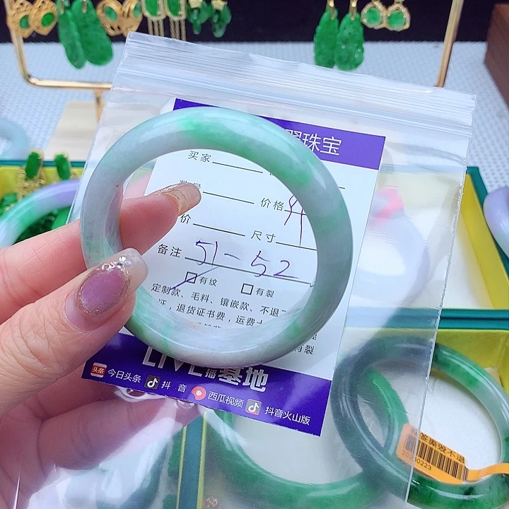 翡翠手镯未镶嵌翡翠
