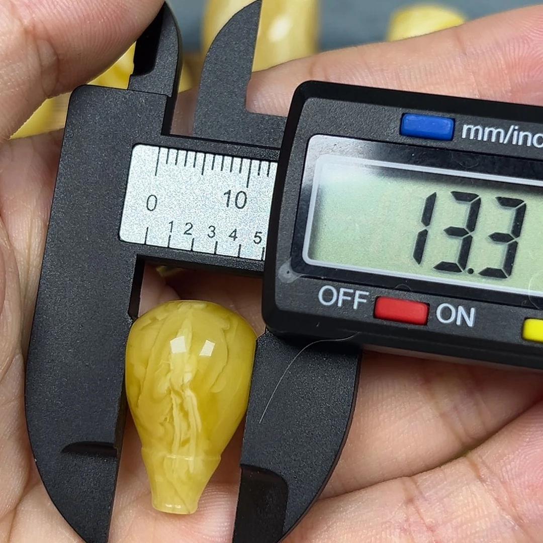 住***娃未镶嵌琥珀裸石三通