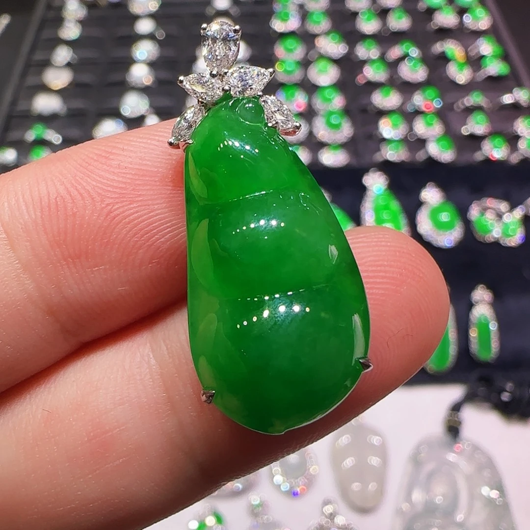 翡翠18K金镶嵌颈饰吊坠