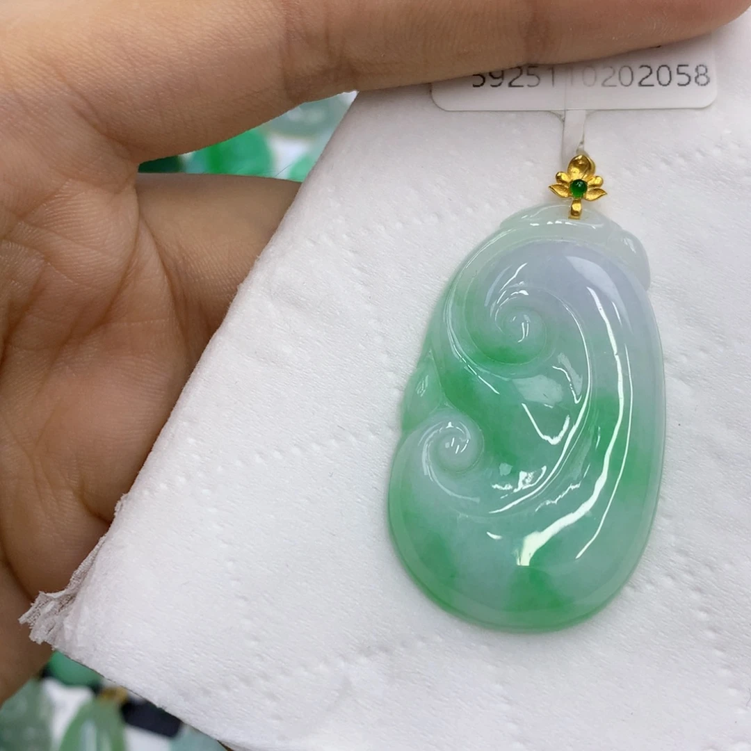 翡翠18K金镶嵌颈饰