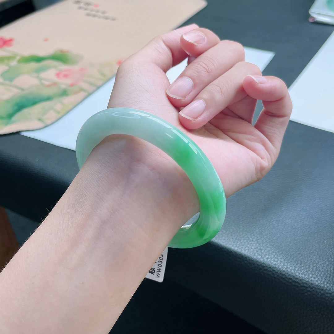 缅甸天然A货玉镯56-57圈口圆条翡翠手镯绿色女款时尚