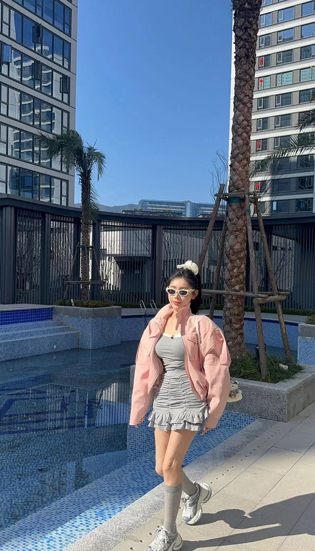 LIN-【半糖少女】灰蕾丝吊带➕灰褶皱半裙➕粉夹克外套