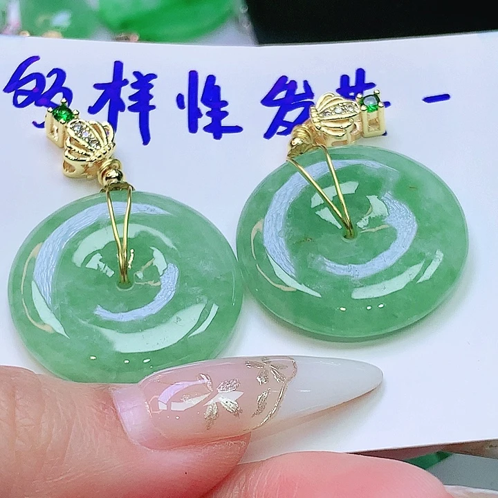 翡翠未镶嵌颈饰多样性发其一