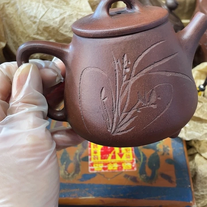 紫砂茶壶矿泥料手工制作的一把紫砂壶。