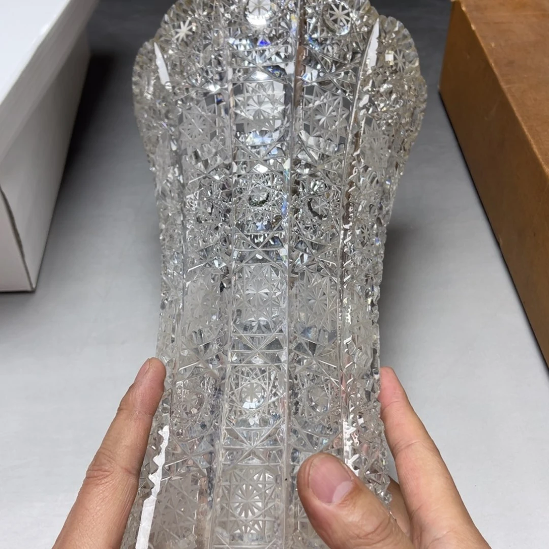 瓷片a*u密密麻麻地排列着一