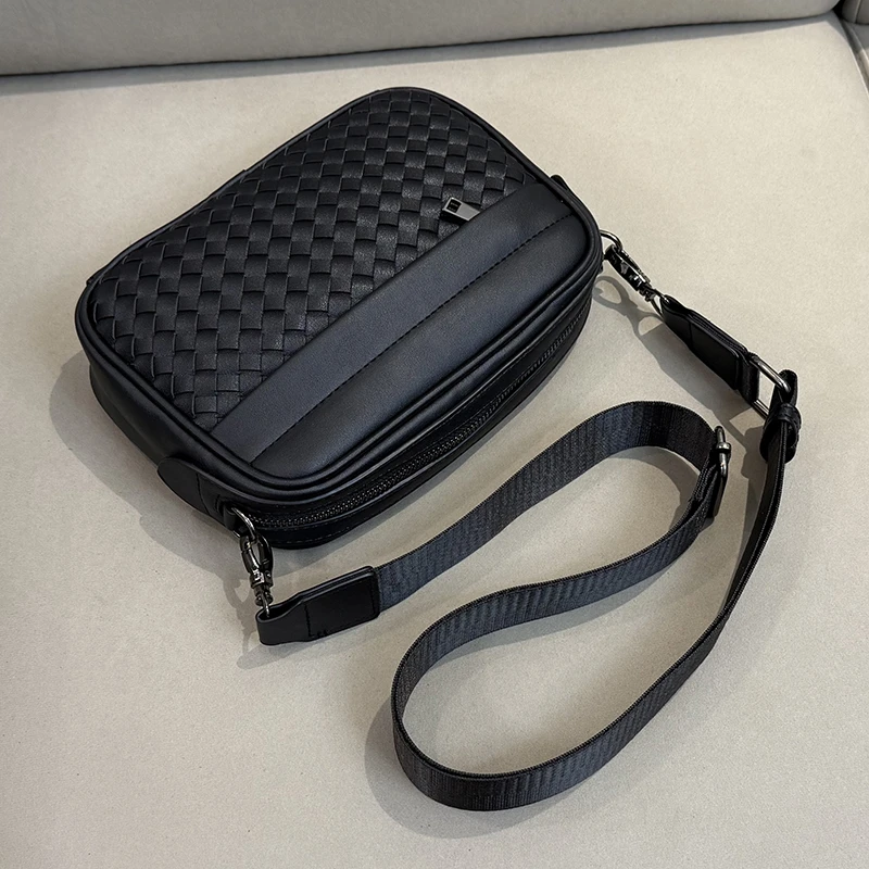 潮牌男士斜挎包2025新日系时尚单肩包编织休闲小方包简约百搭男包