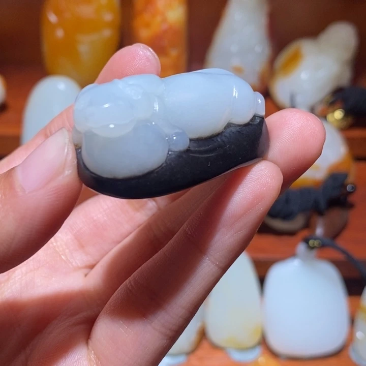 豚***玩和田玉未镶嵌颈饰