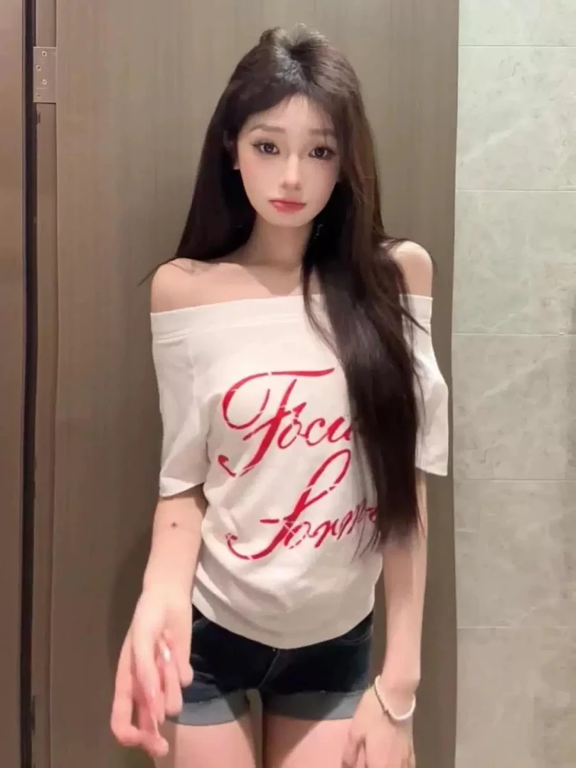 美式辣妹短款斜肩短袖字母印花T恤纯欲风露肩夏季新款上衣T恤女