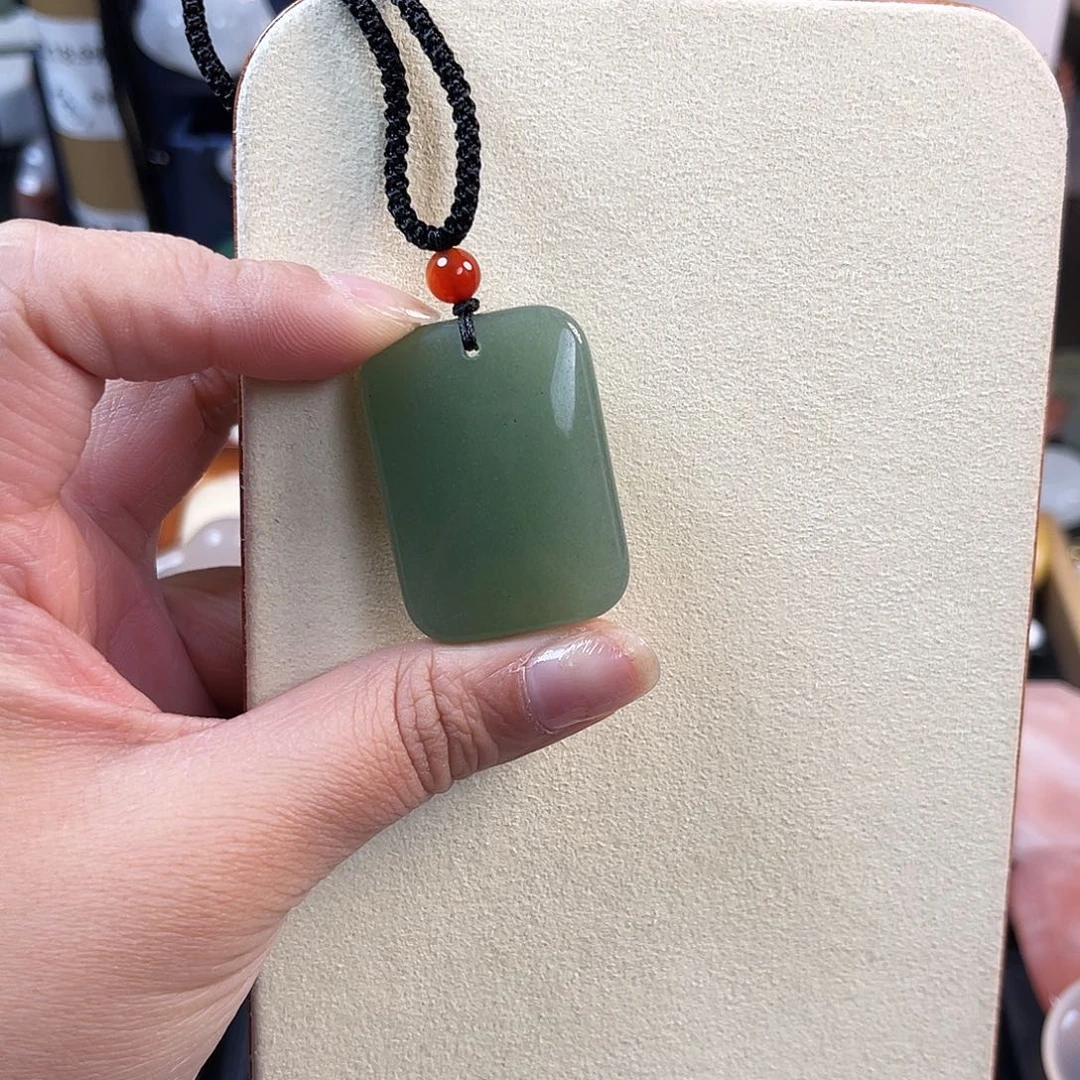 颈饰未镶嵌石英质玉诚*