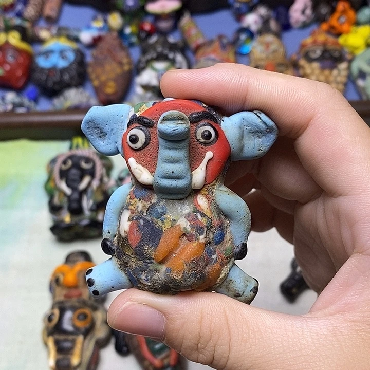 颈饰琉璃翘鼻子大象008