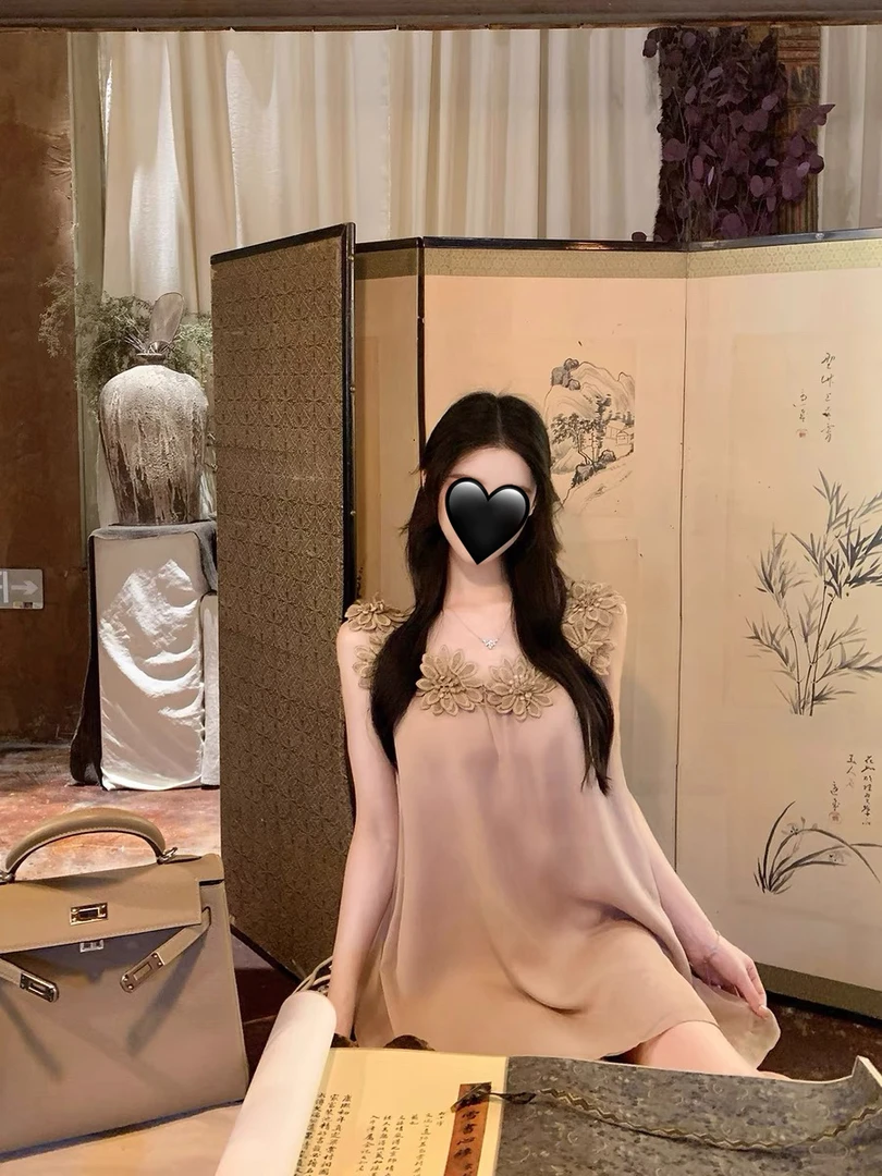 故月惜花 松弛慵懒感斜肩立体花朵连衣裙女夏季时尚显瘦气质短裙