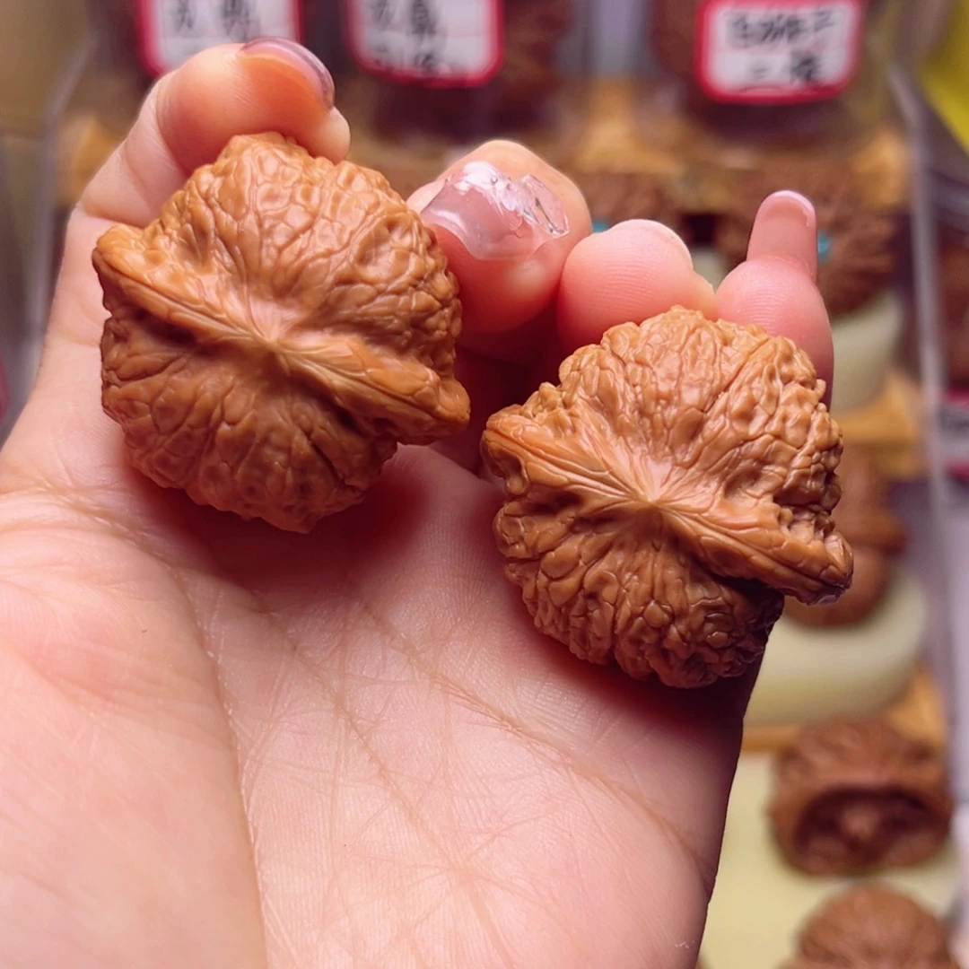 文玩核桃吊坠血麒麟狮子头