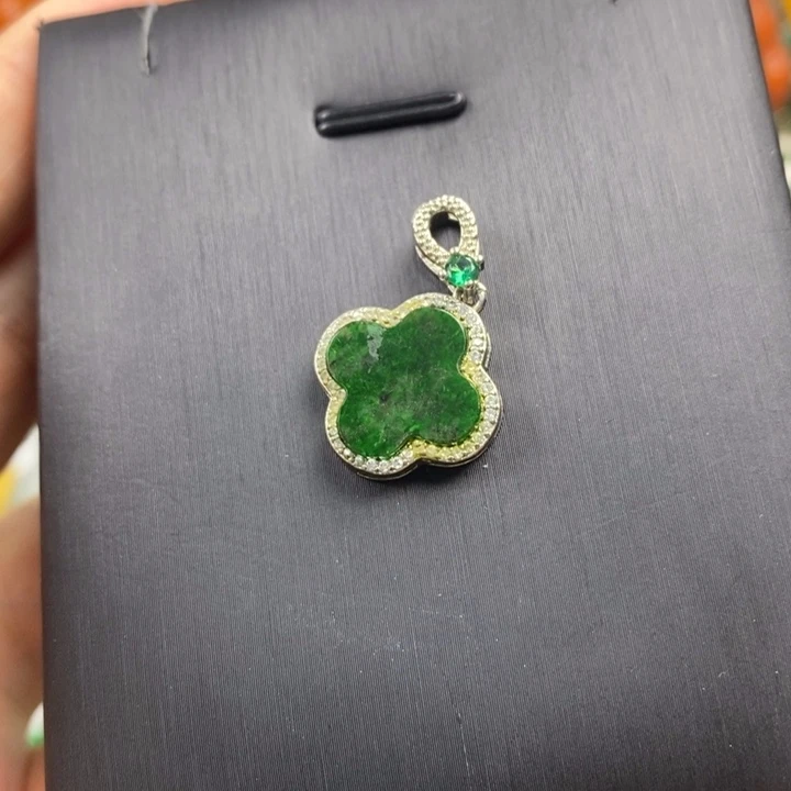 翡翠未镶嵌吊坠(赠链)