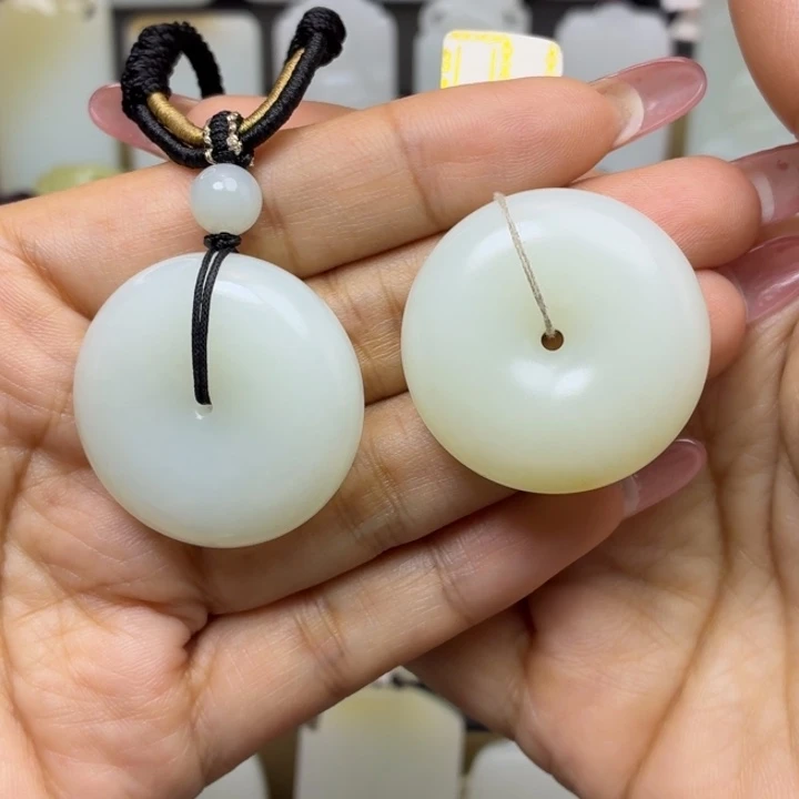 北***品和田玉未镶嵌颈饰