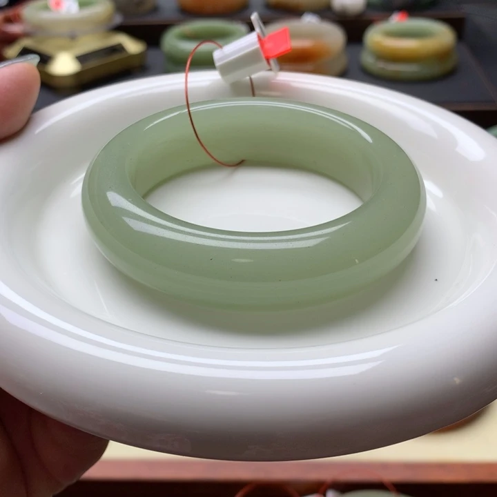 未镶嵌手镯石英岩玉