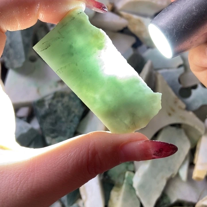 翡翠颈饰未镶嵌天然翡翠