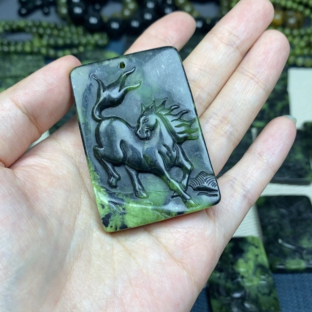 用***2蛇纹石玉未镶嵌颈饰