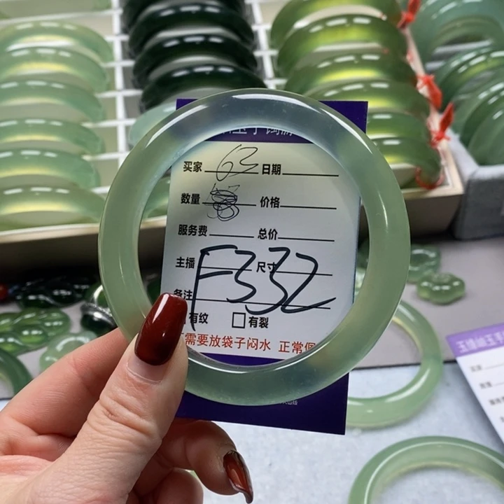 蛇纹石玉手镯未镶嵌上*签