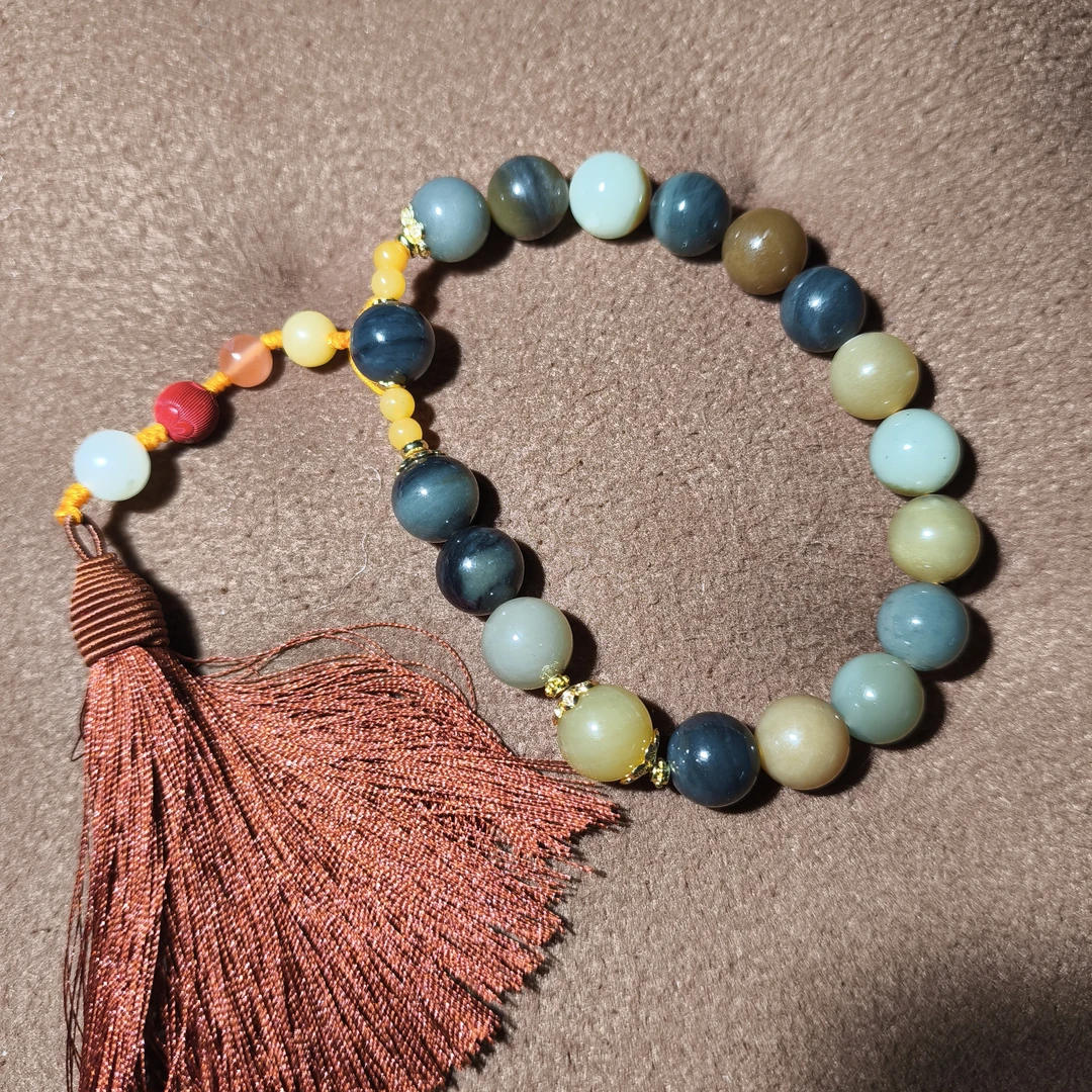 新疆和田玉楼兰三彩圆珠手持卡12mm