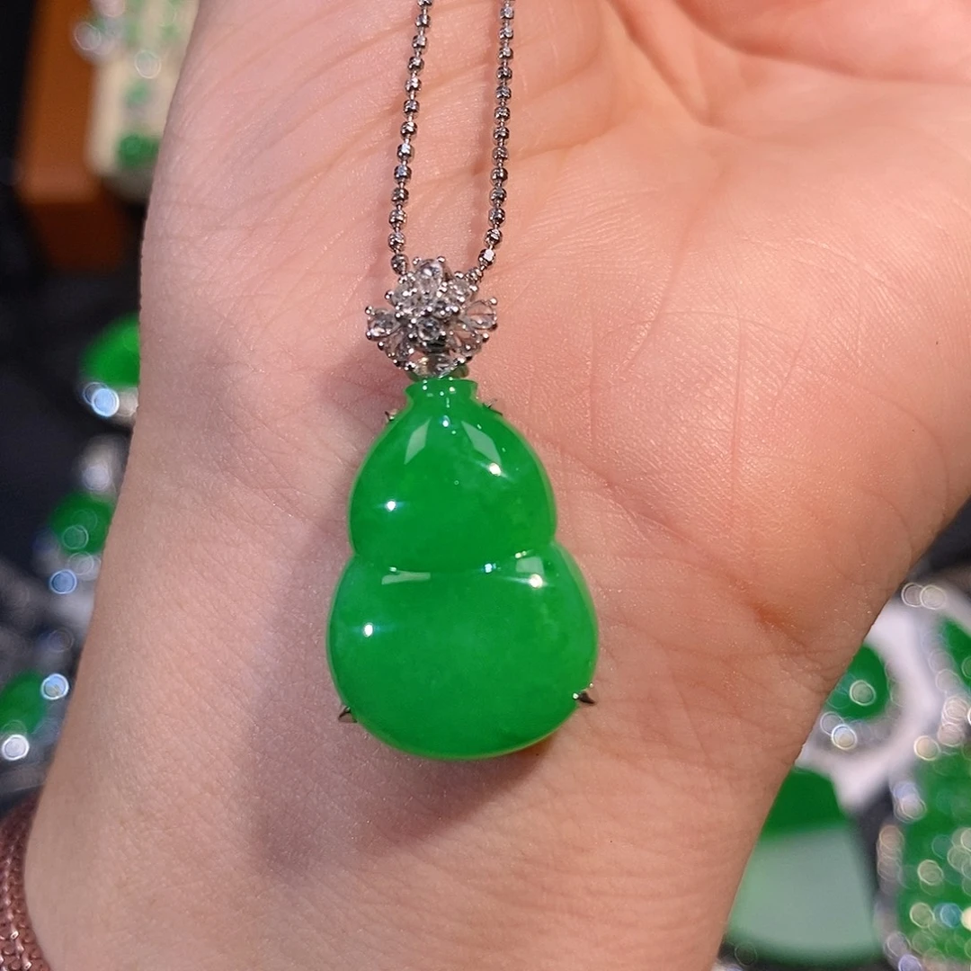 翡翠18K金镶嵌颈饰葫芦吊坠
