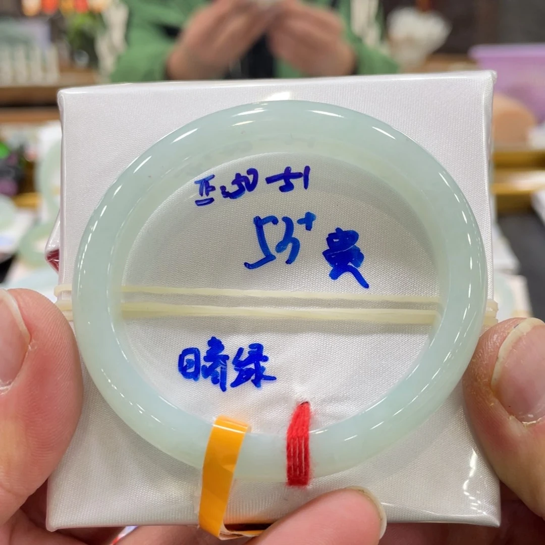 翡翠手镯未镶嵌翡翠