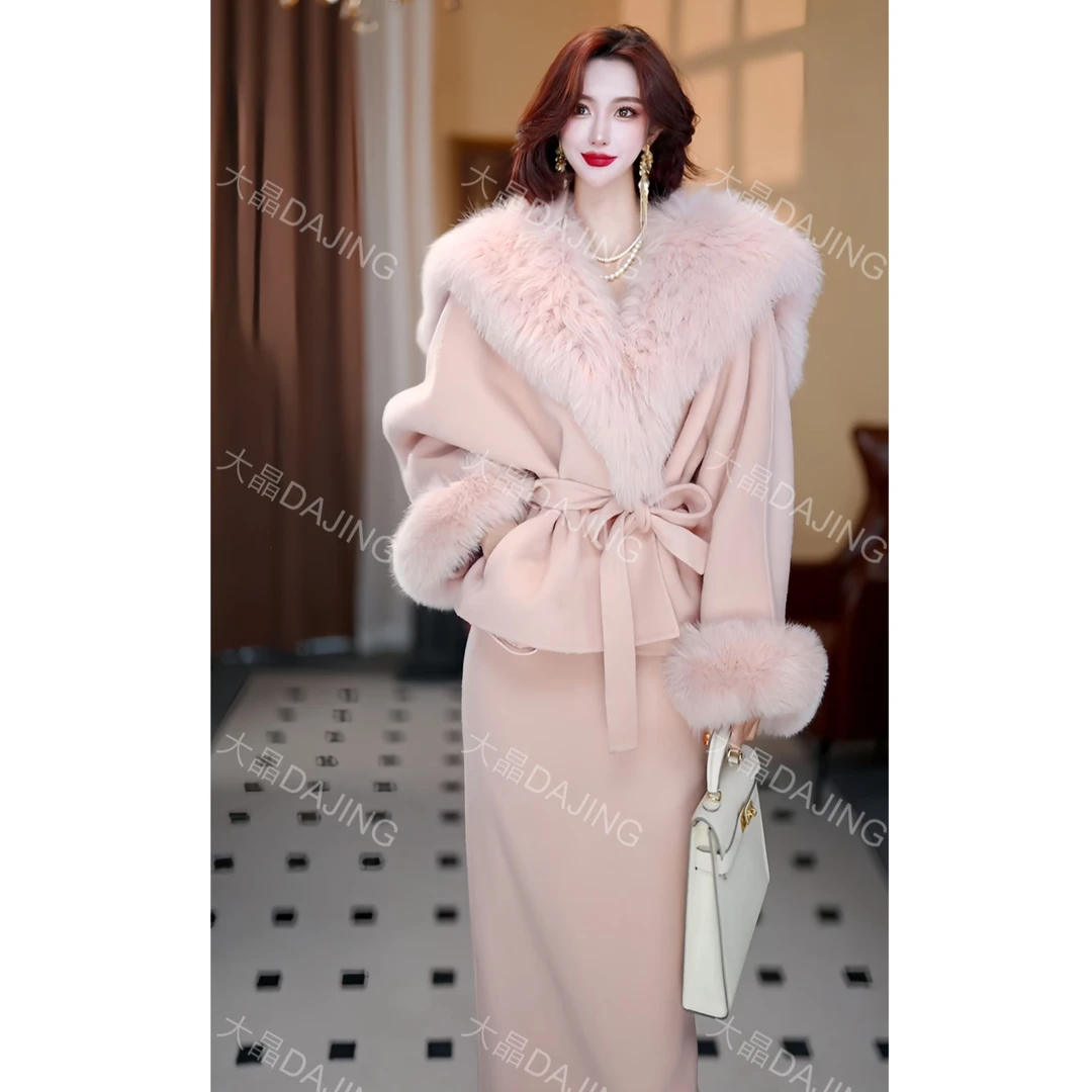 【大晶定制】冬季新款[芬兰狐狸毛袖]山羊绒柔粉色气质两件套套装