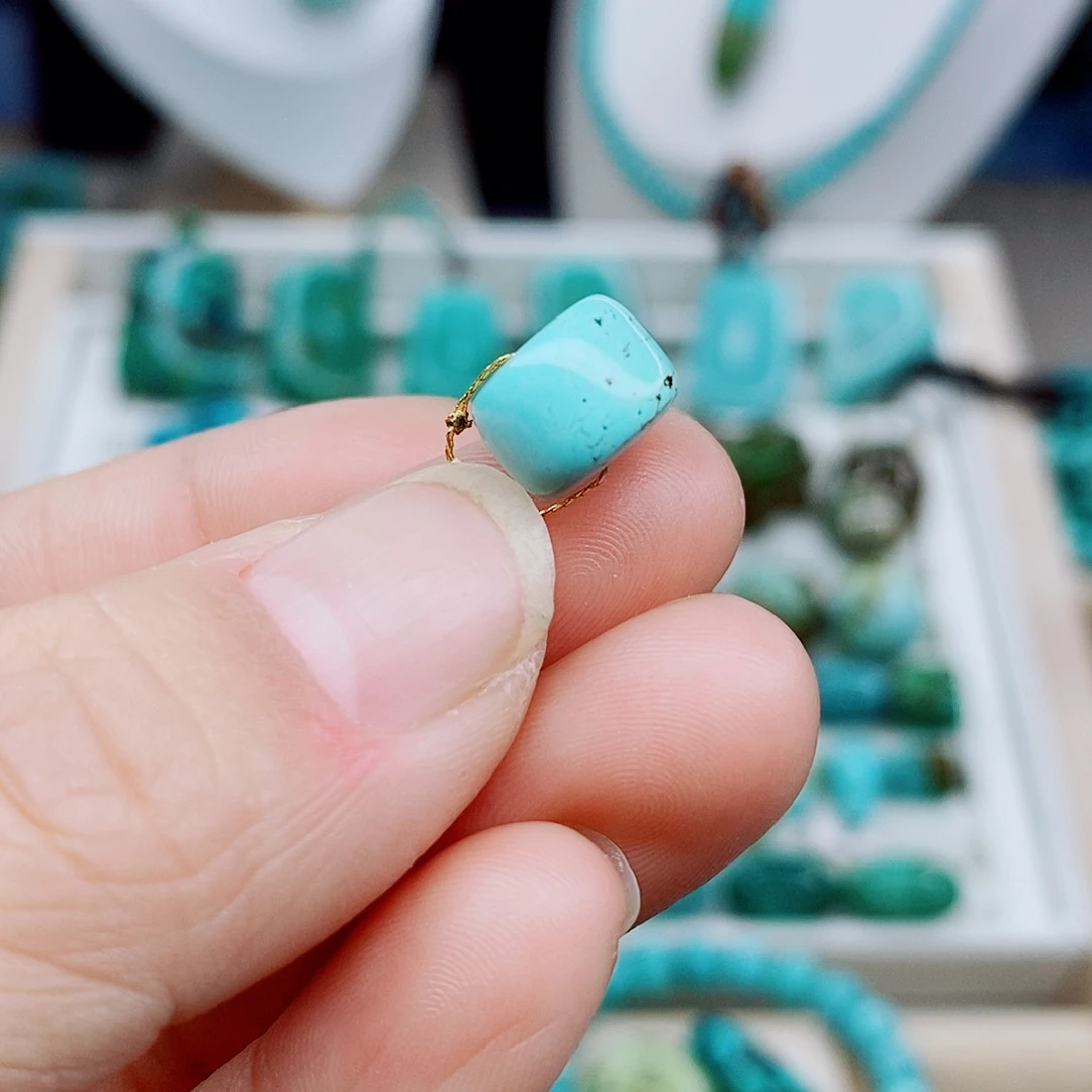 绿松石未镶嵌颈饰