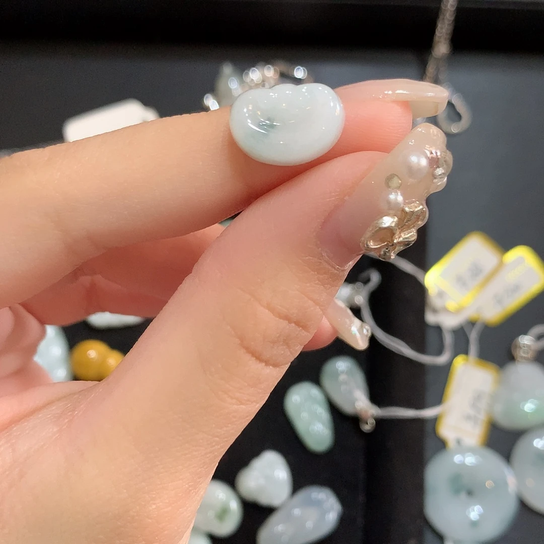 翡翠未镶嵌颈饰如意