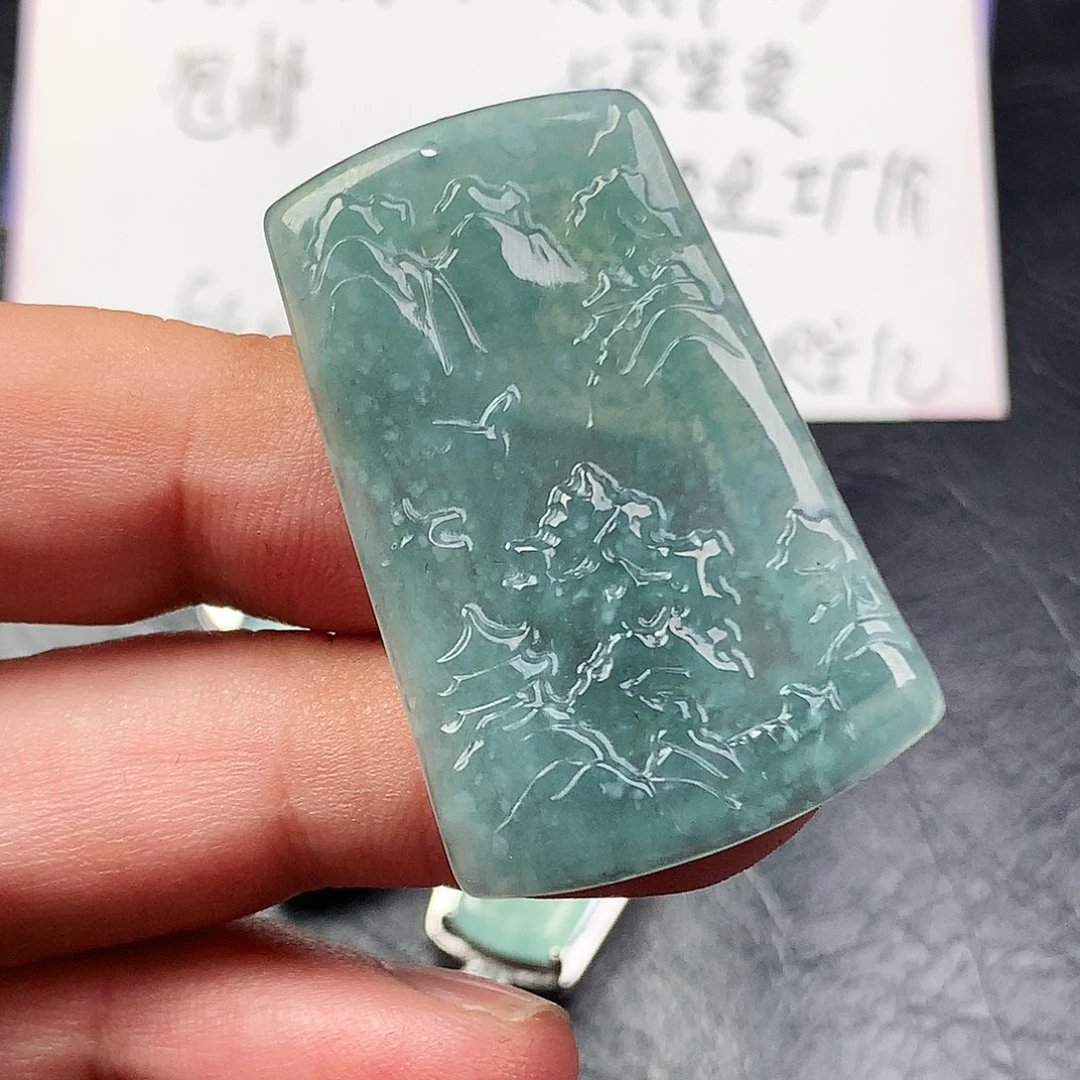 翡翠未镶嵌颈饰山水