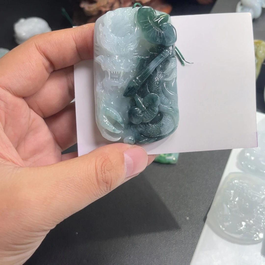 翡翠未镶嵌颈饰龙
