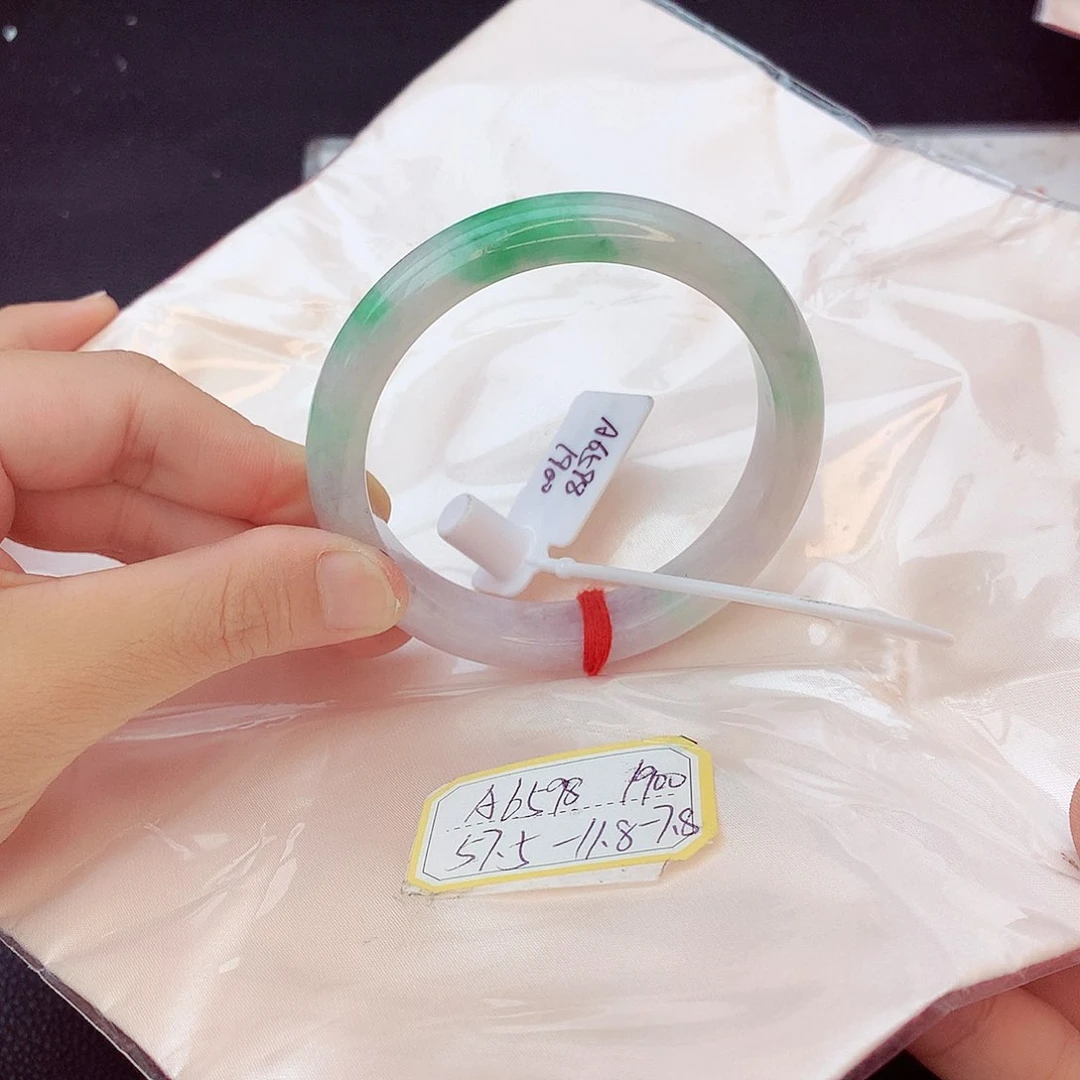 翡翠手镯未镶嵌翡翠
