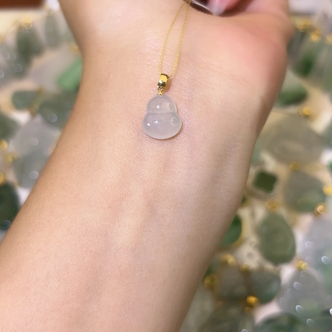 翡翠18K金镶嵌颈饰葫芦