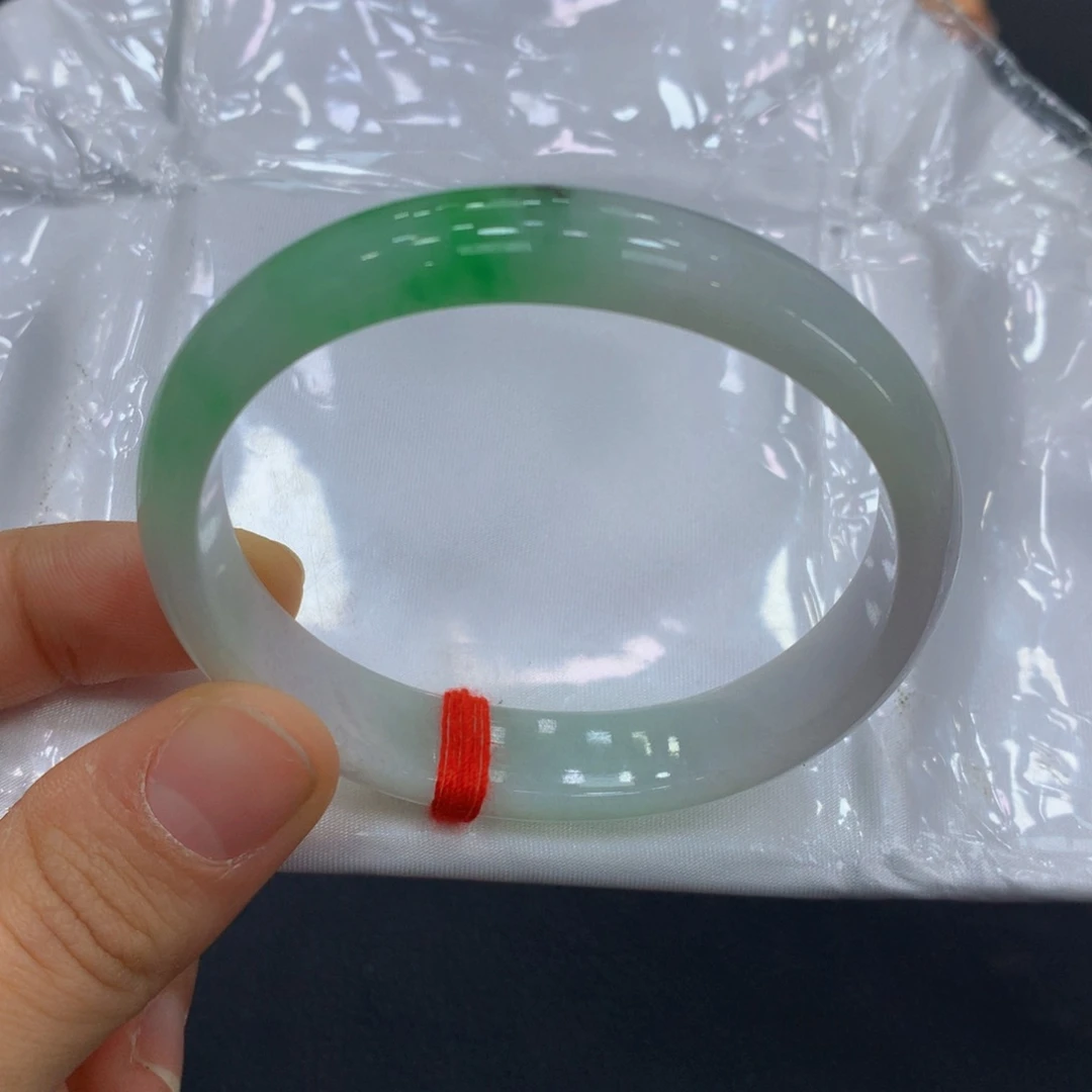 翡翠手镯未镶嵌翡翠