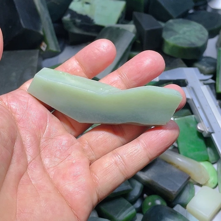 和田玉（碧玉）未镶嵌珠宝奇石