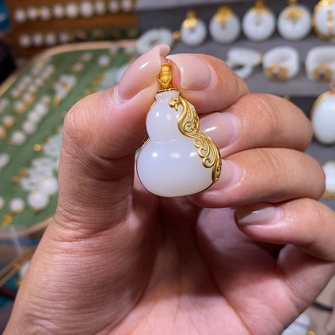 和田玉18K金镶嵌颈饰葫芦设计款