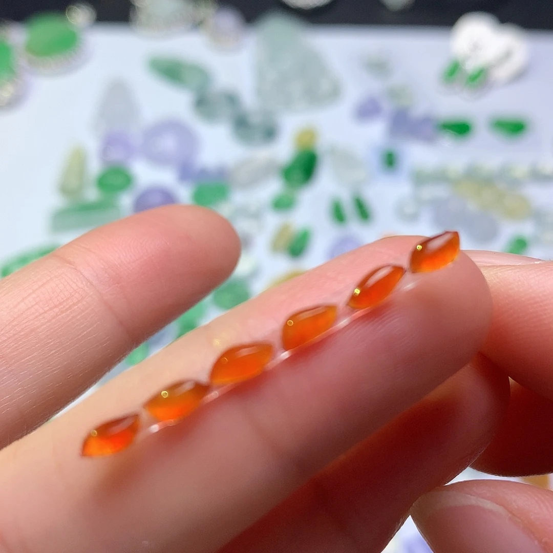 翡翠未镶嵌颈饰随形