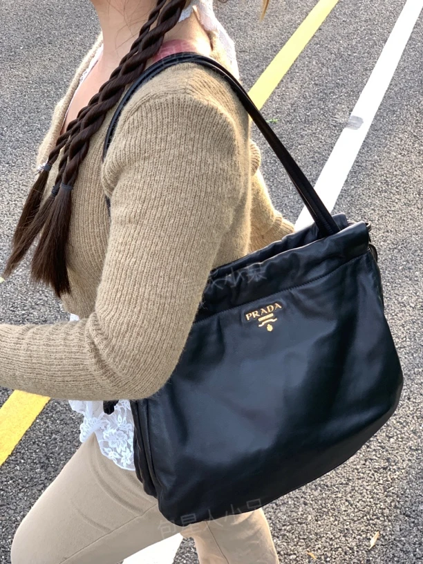 95新 Prada/普拉达 黑金复古福袋腋下托特包