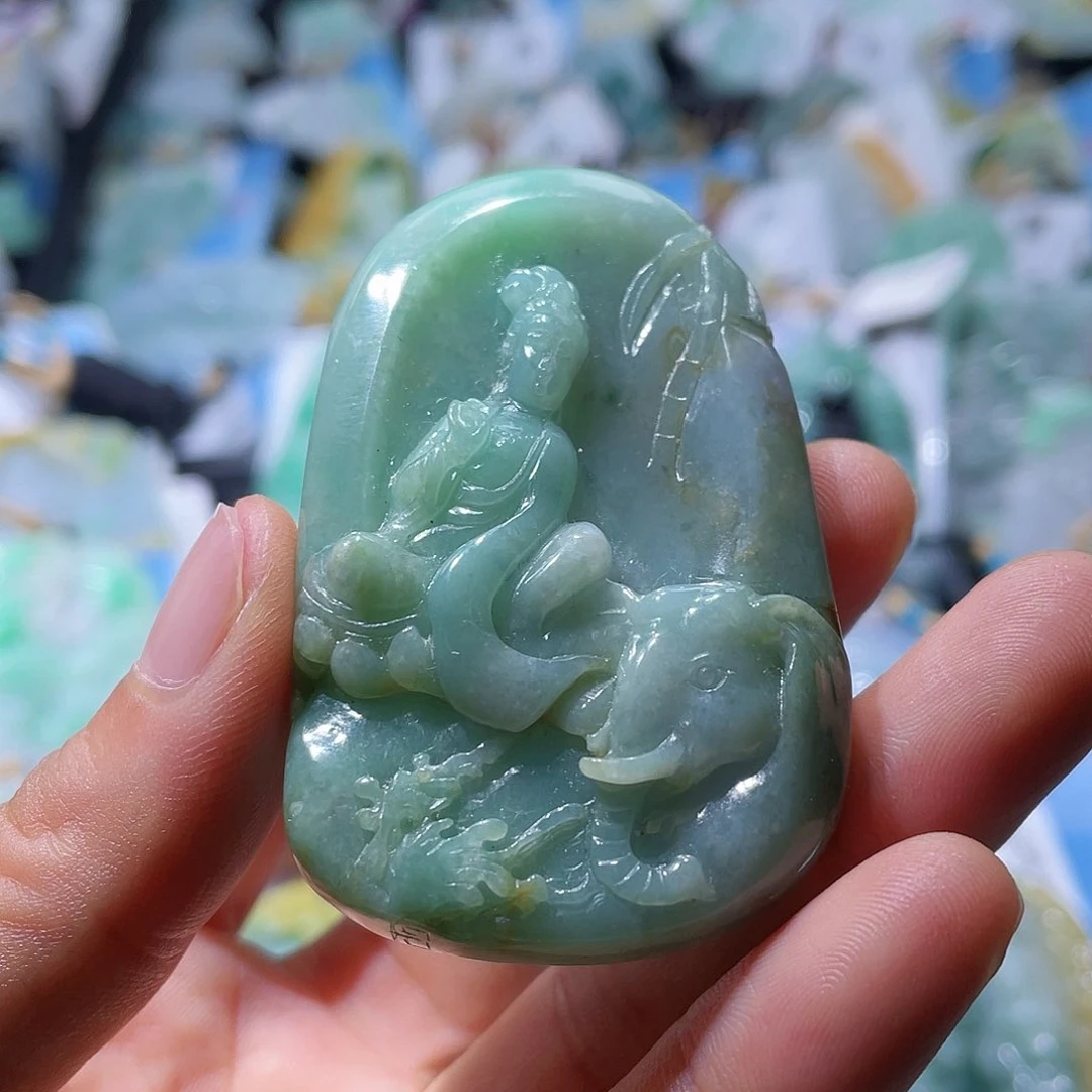 翡翠未镶嵌颈饰一个