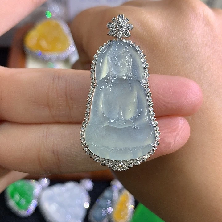 翡翠18K金镶嵌颈饰观音