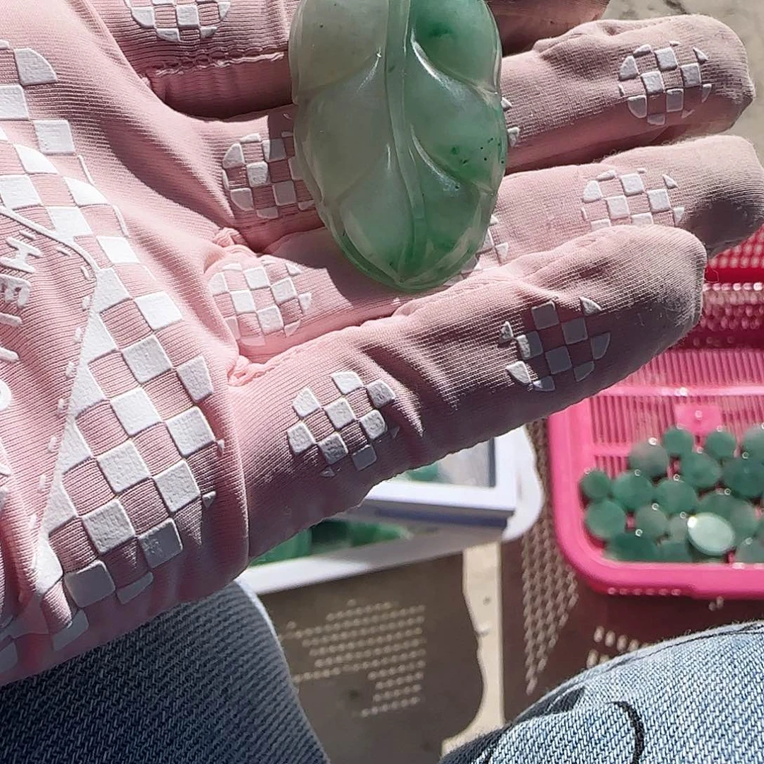 石英质玉颈饰未镶嵌建*