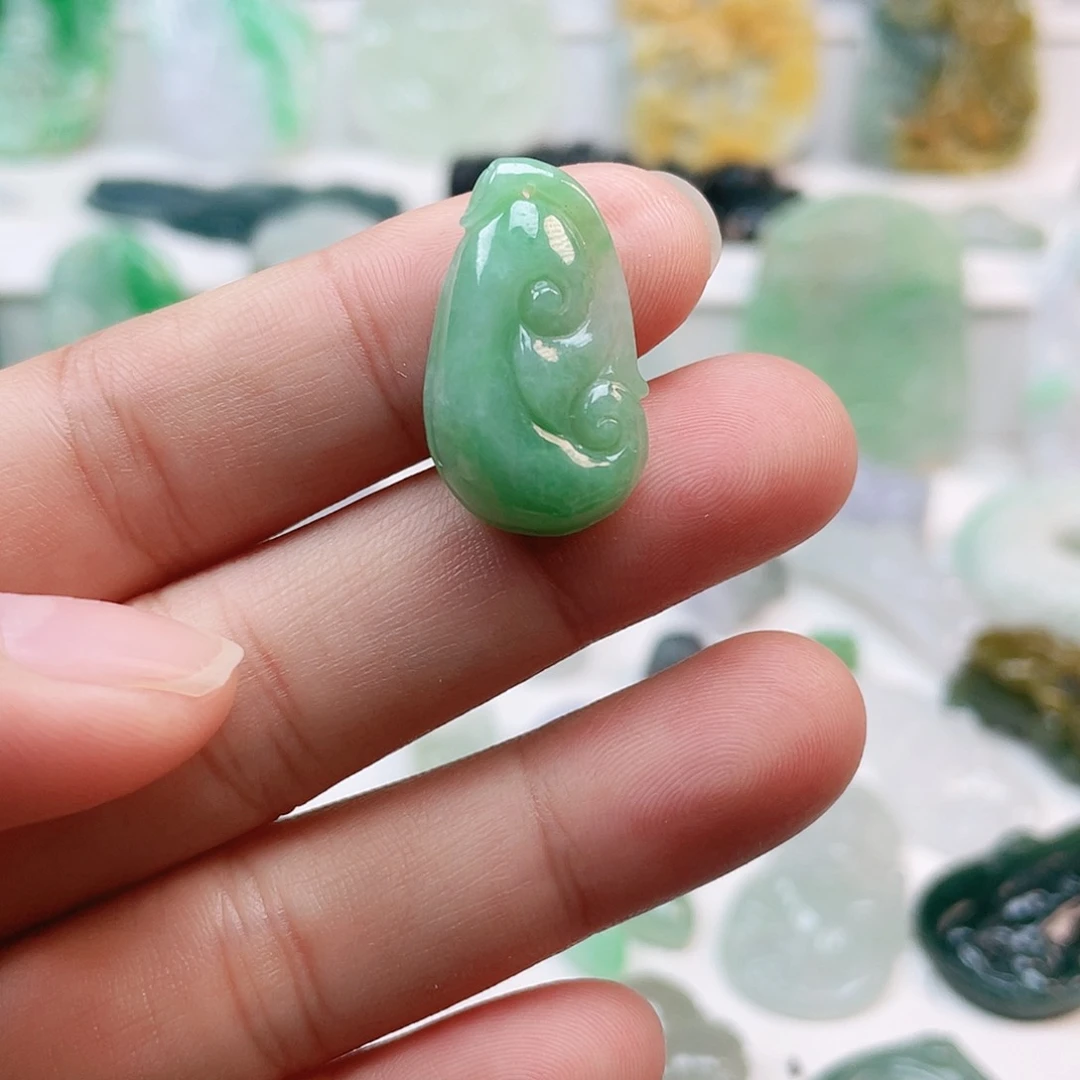 翡翠颈饰未镶嵌如意