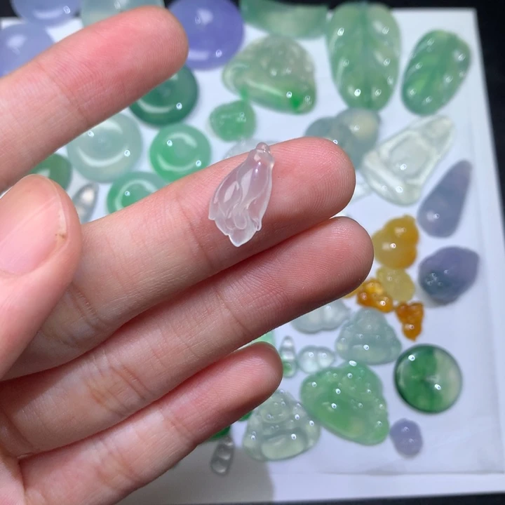 颈饰未镶嵌翡翠玉兰花