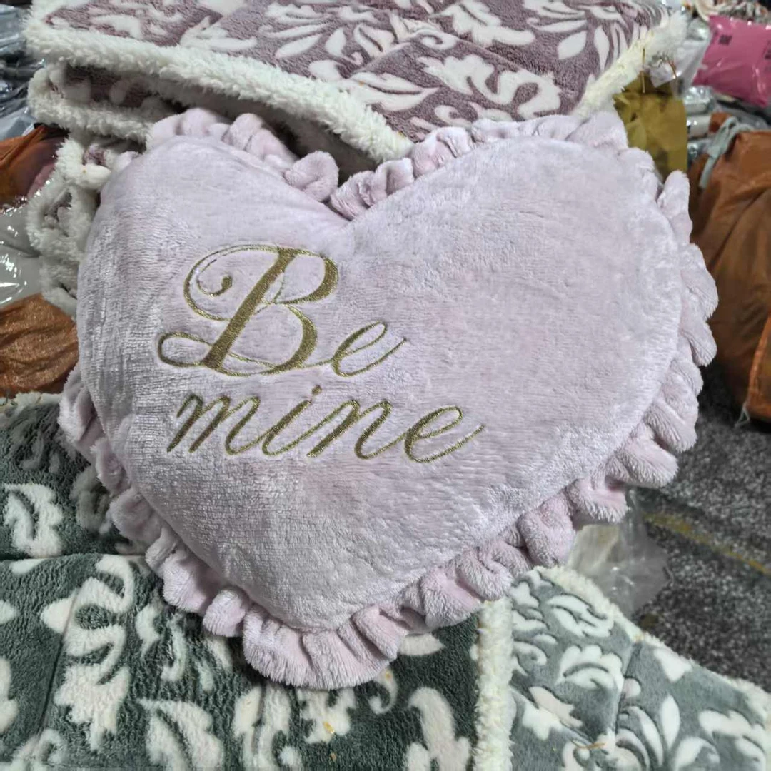 粉色爱心刺绣抱枕，发1