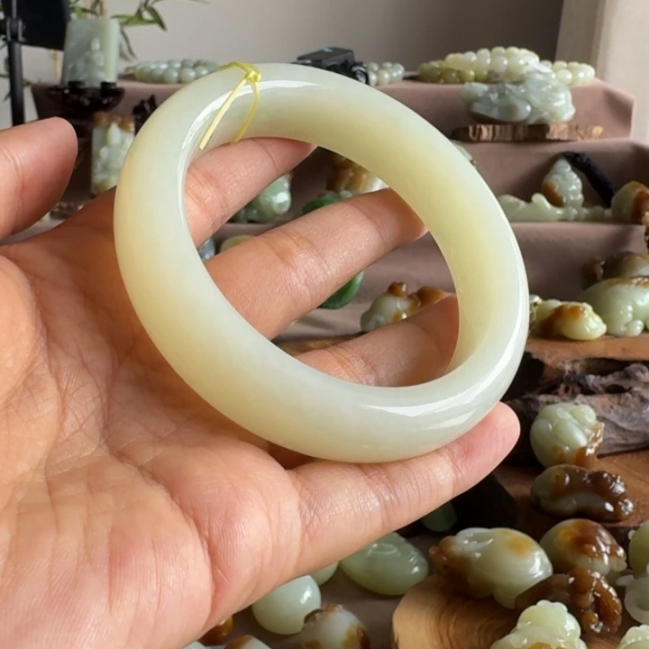 颈饰未镶嵌和田玉（糖玉）