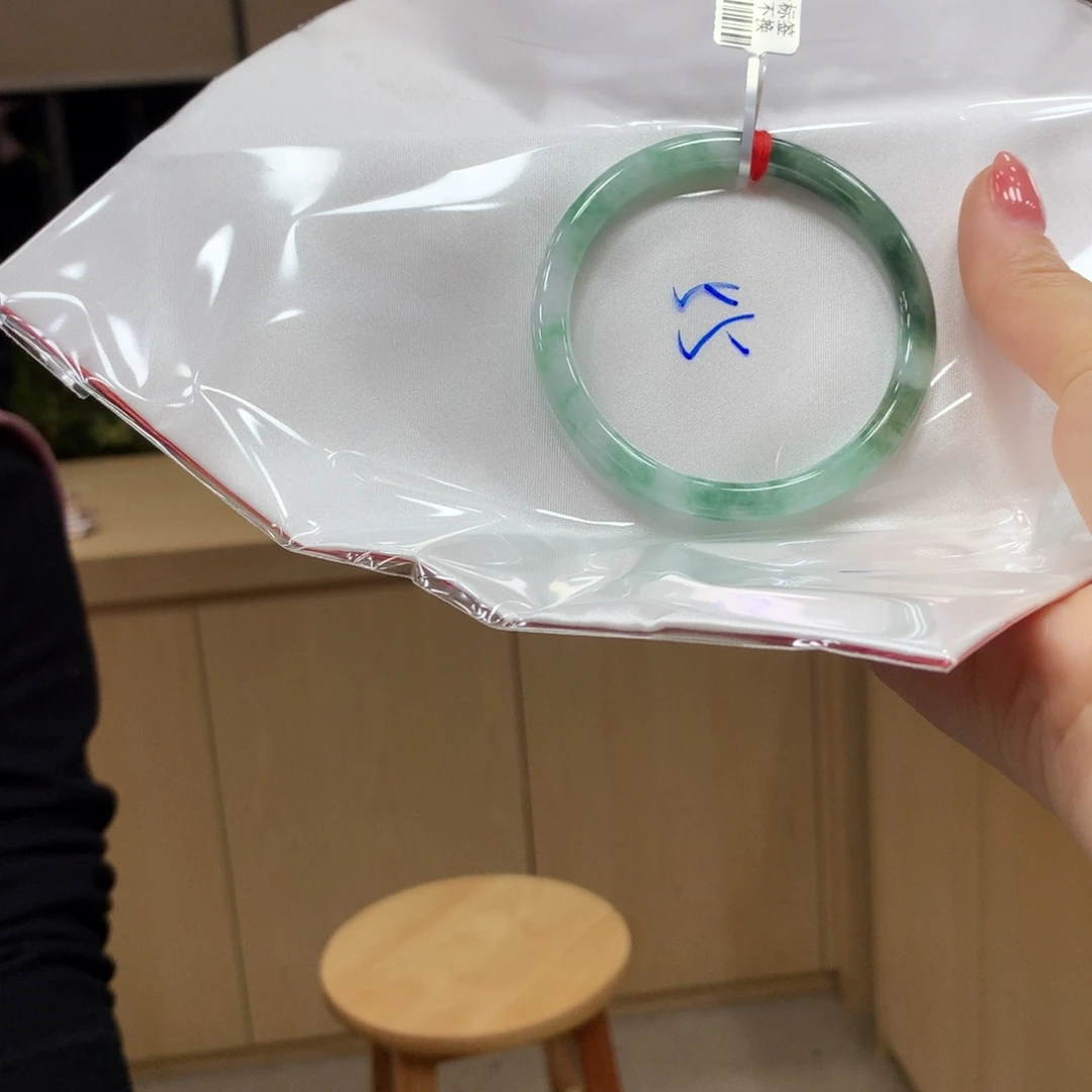 翡翠手镯未镶嵌不退不换