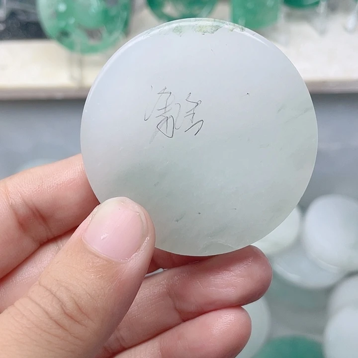 颈饰未镶嵌石英质玉潘*