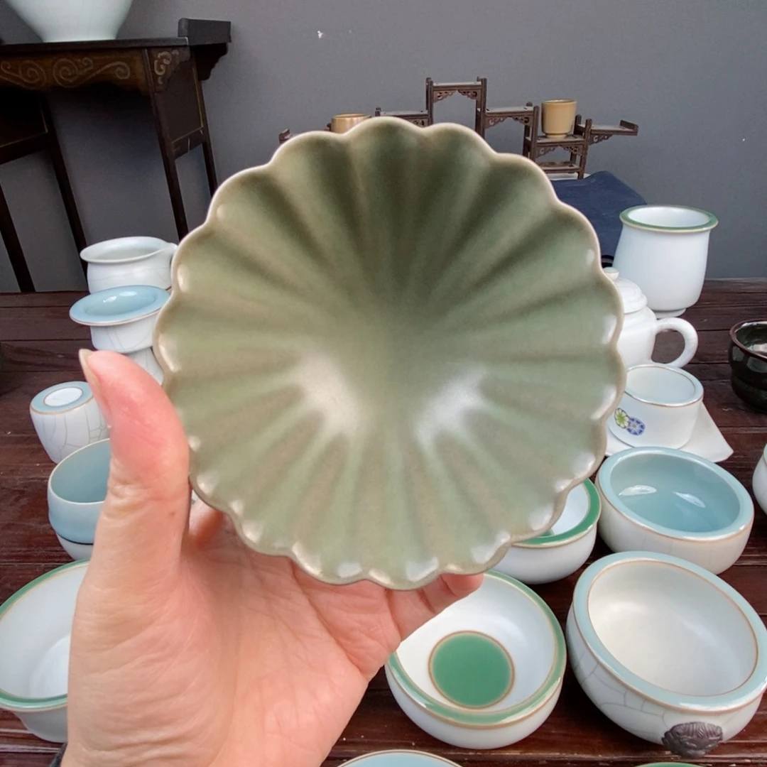 铁胎豆青菊瓣杯 不开片