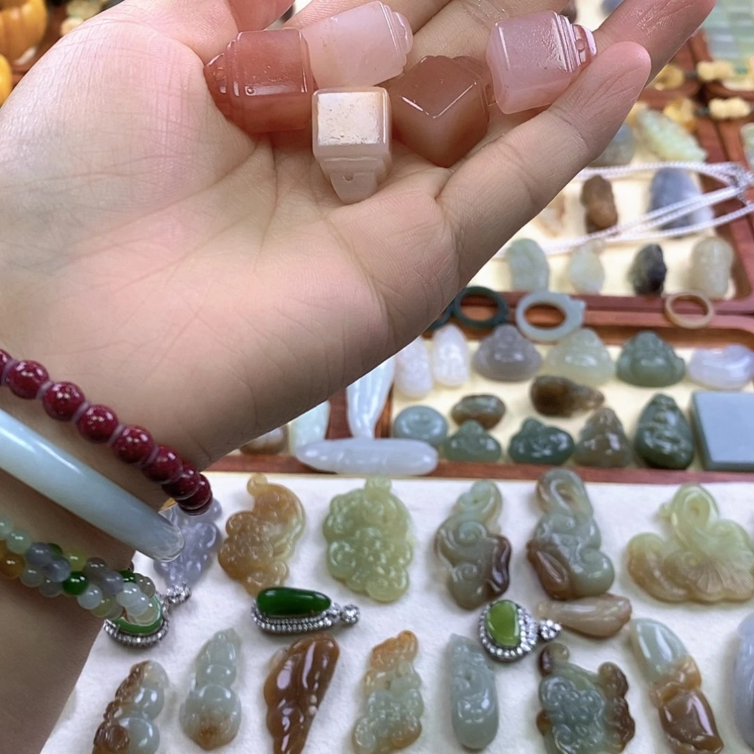石英质玉合金颈饰