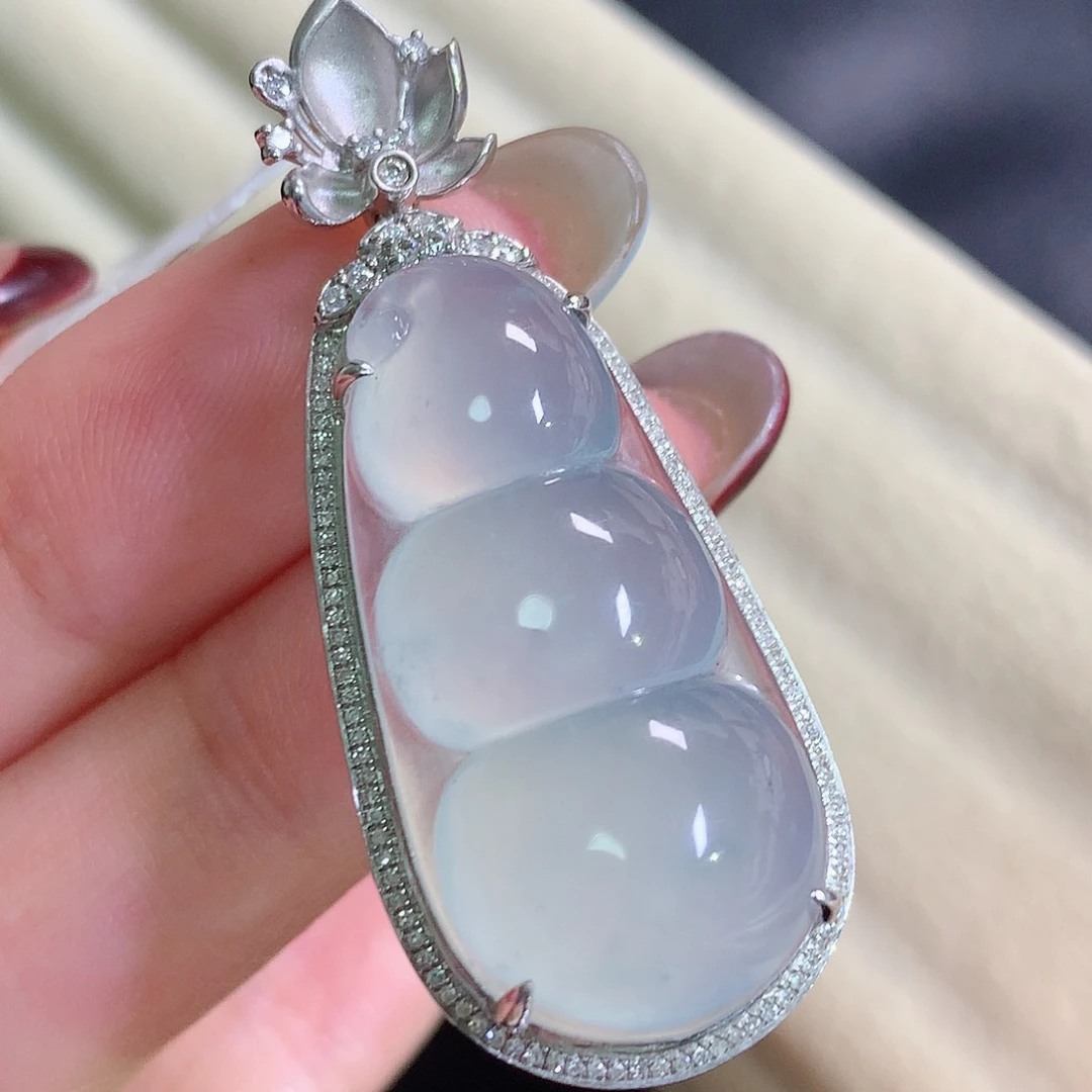 翡翠18K金镶嵌颈饰豆子